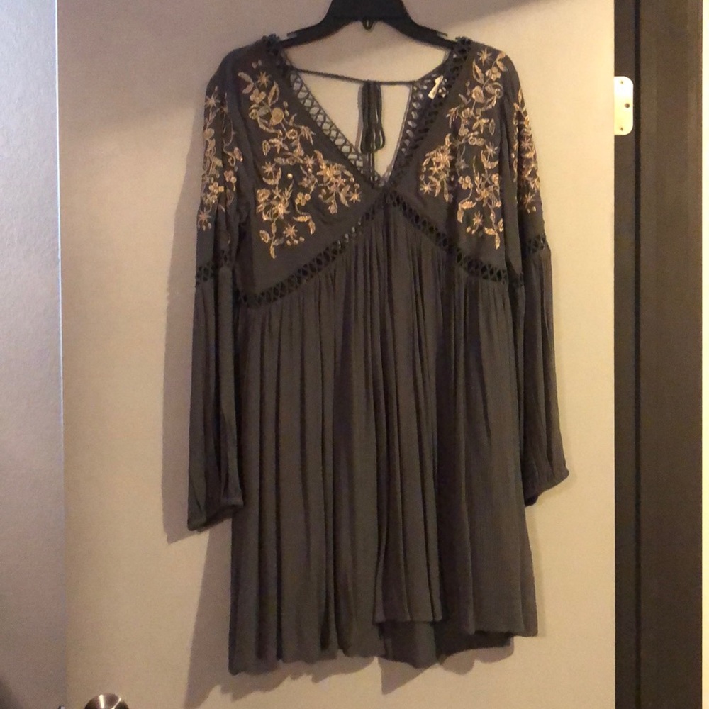 Long sleeve with embroidered design.